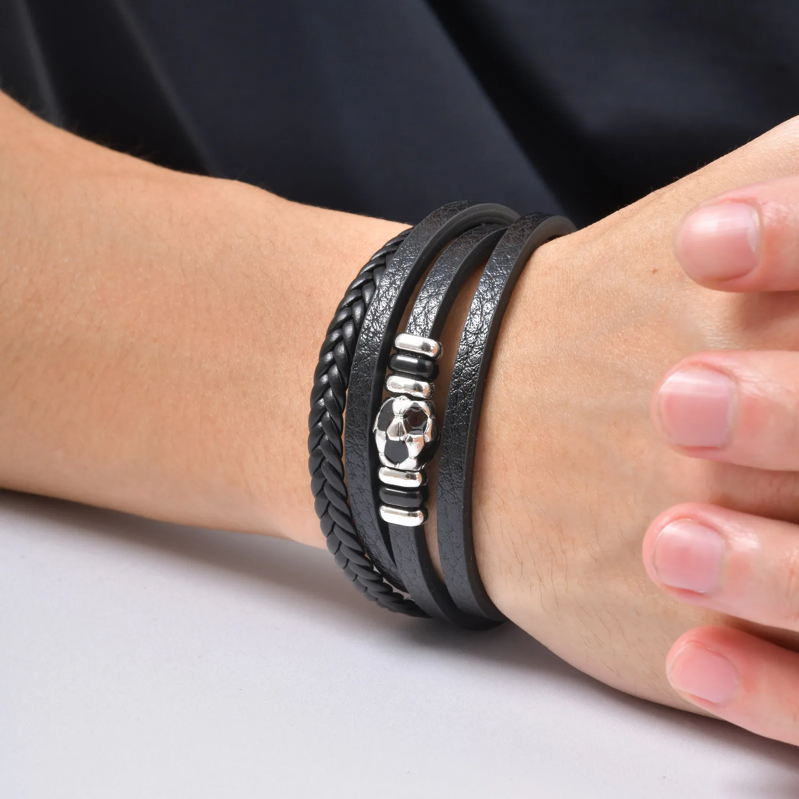 Vnox Herren Mehrschichtiges Lederarmband, Legierung Fußball-Charm PU-Leder Armband, Trendiges Stilvolles Armband Schmuckgeschenk für Ihn