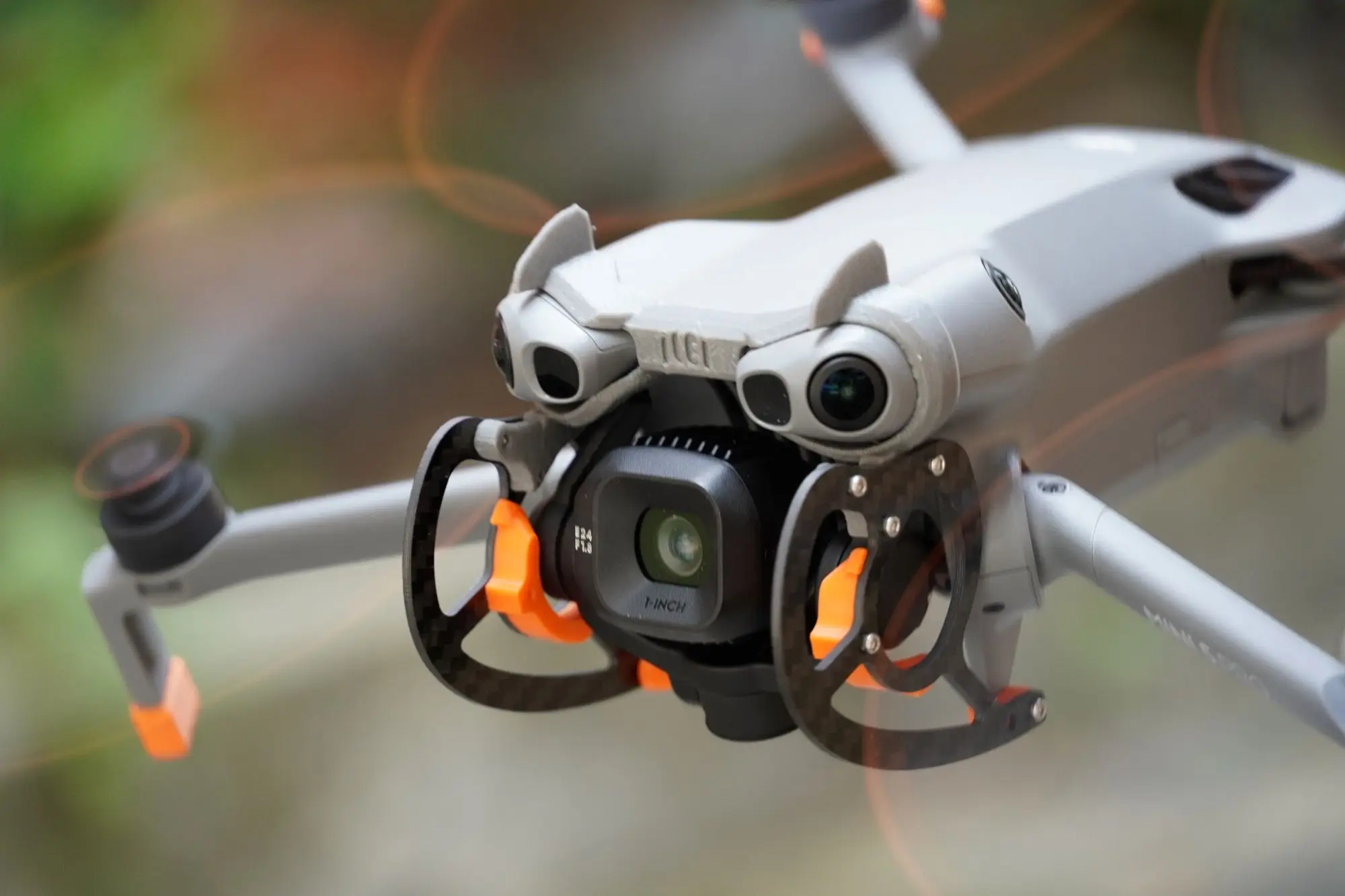 Achetez un étui de transport pour drone en fibre de carbone, léger et résistant, posé sur une surface plane.