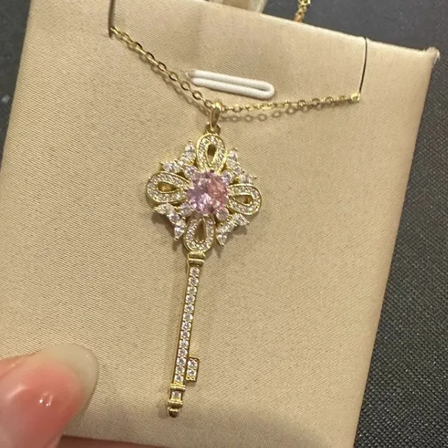 Open the Heart-warming Pink Zircon Hollow Key Neck..