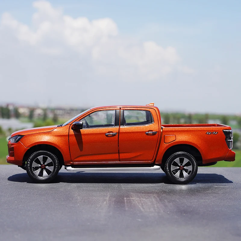 1:18 Original ISUZU D-MAX Pickup 2021 Truck Transport