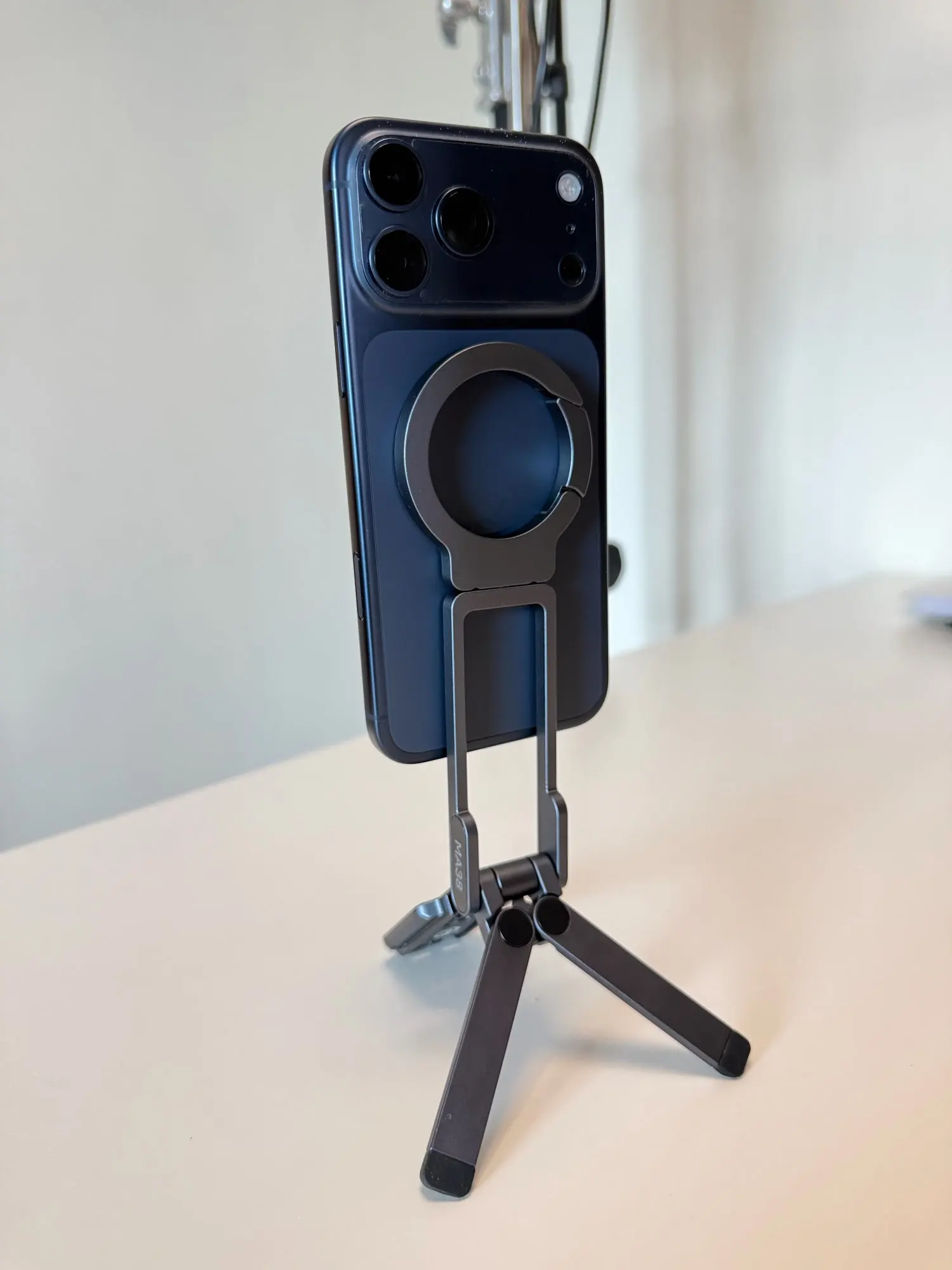 Support Magnétique Pour IPhone Ulanzi MA38 - Compatible IPhone 13-16 - Crochet Caché Pour Surfaces Inclinées