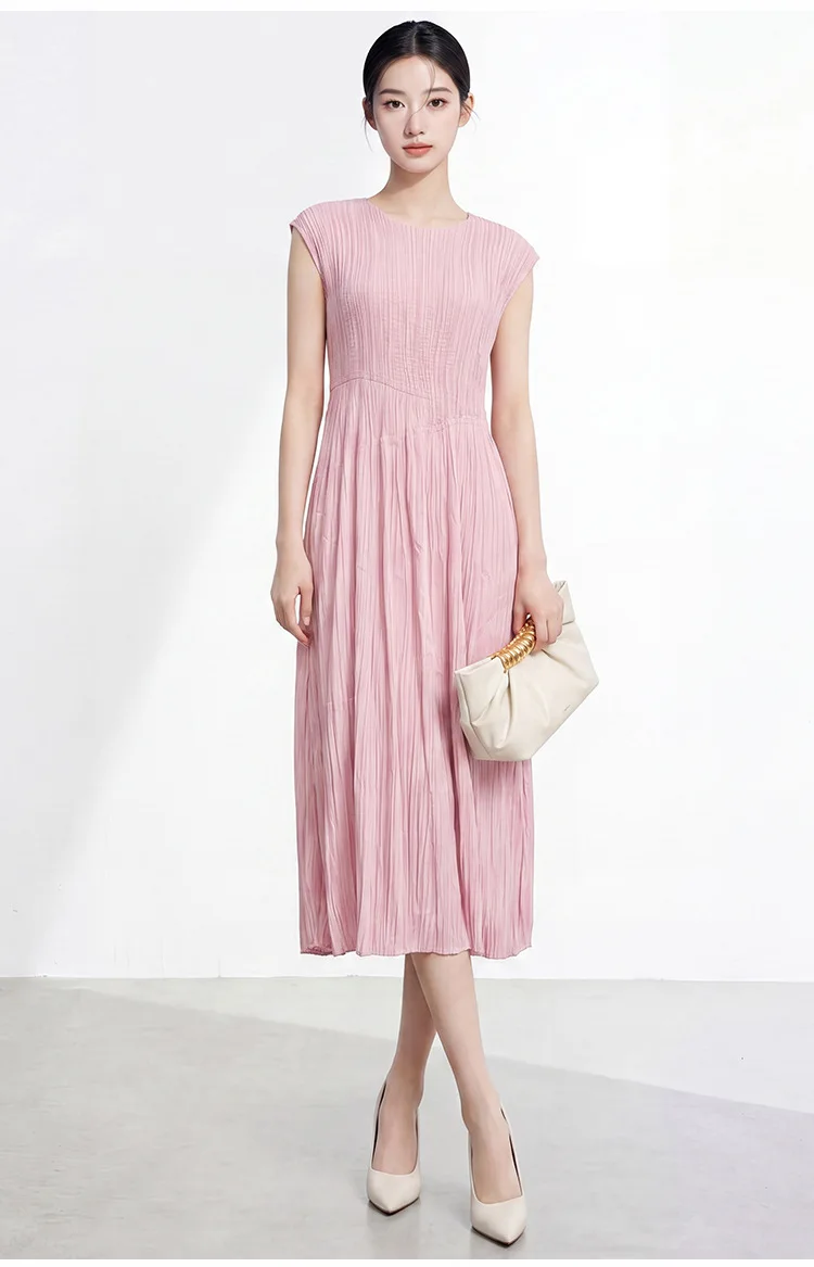 Lo splendido abito etereo di Miyake del 2026: gonna a trapezio a vita alta, vestibilità morbida, snellente, dallo stile delicato ed elegante. - Image 2