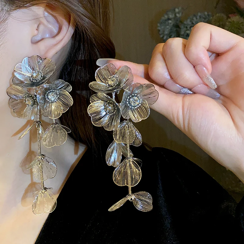 Vintage goldfarbene große Blumen-Tropfenohrringe für Damen, klassische lange Ohrringe aus Kristallmetall, Statement-Ohrringe im Bohemian-Stil, Ohrschmuck, Geschenke K – Detail 8