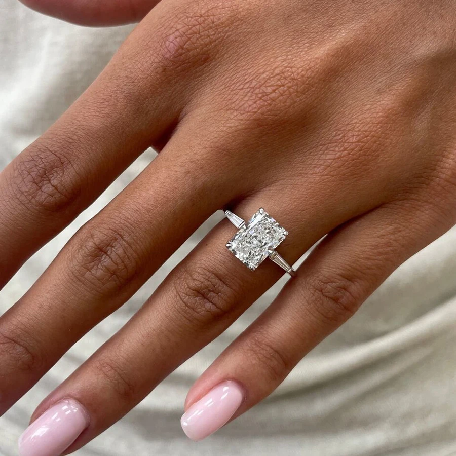 Кольцо обручальное из белого золота с бриллиантами