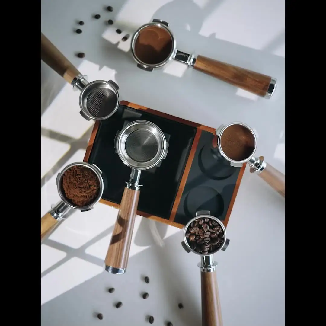 Portafiltro Senza Fondo MHW-3BOMBER 58 Mm Per Macchine Espresso E61 – In Acciaio SUS304 Con Cestello Fisso 58,5 Mm, 891 Fori Da 0,28 Mm, Manico Ergonomico, Serie YU, Per Baristi Esigenti