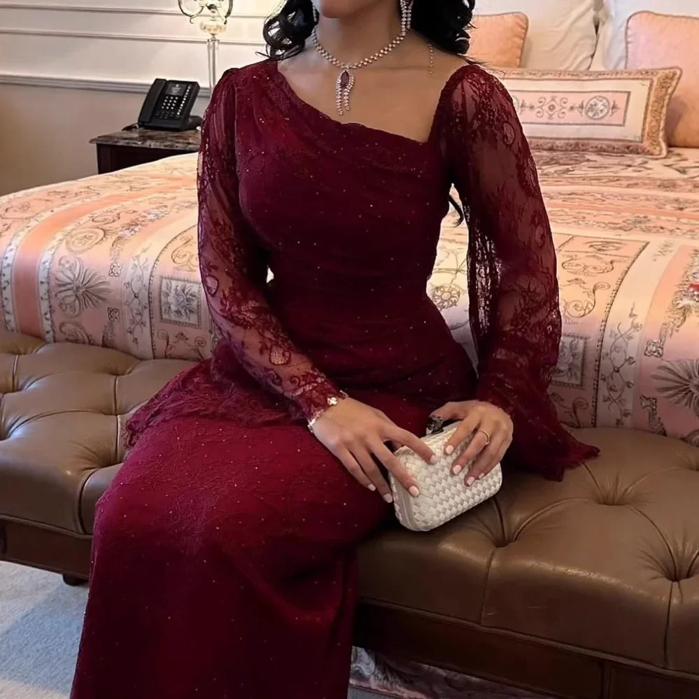 فستان سهرة أنيق من الدانتيل مع ترتر ملفوف حول الجس...