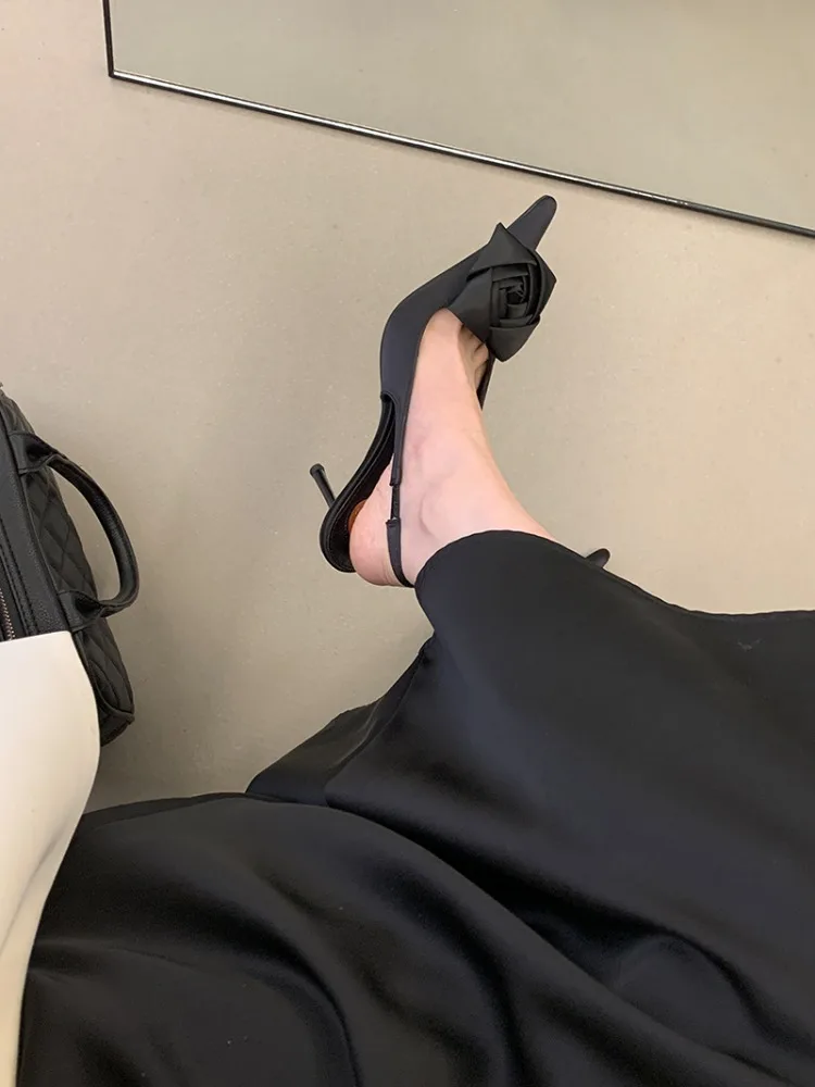 Elegant silk pumps - on model
