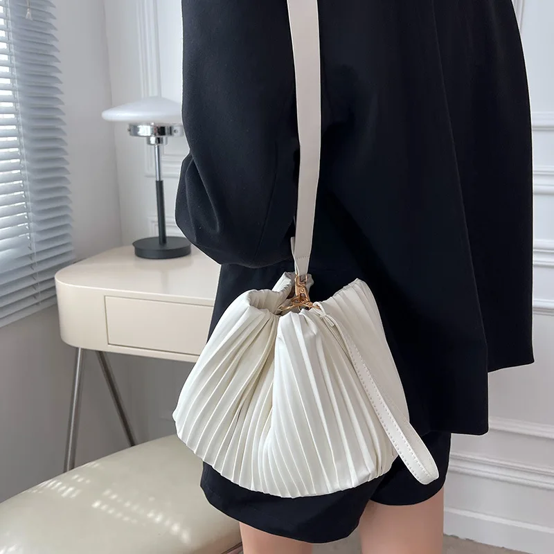 Summer Ladies Beige Handbags Retro Casual Fashion Pleated Bucket Handbag For Women Soft Pu Chain Shoulder Crossbody Bag bolsos