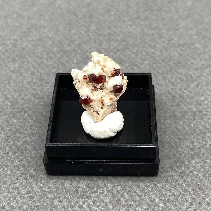 100% natural garnet raw stone mineral specimen healing crystal gemstone collection Box size:27*27*25mm