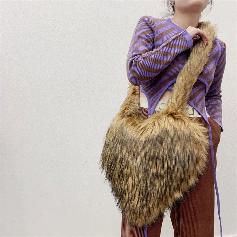 

Faux Fur Winter Women Handbags Cute Plush Ladies Heart Shaped Shoulder Bag Cute Female Clutch Purse Love Handbags Messenger Bag