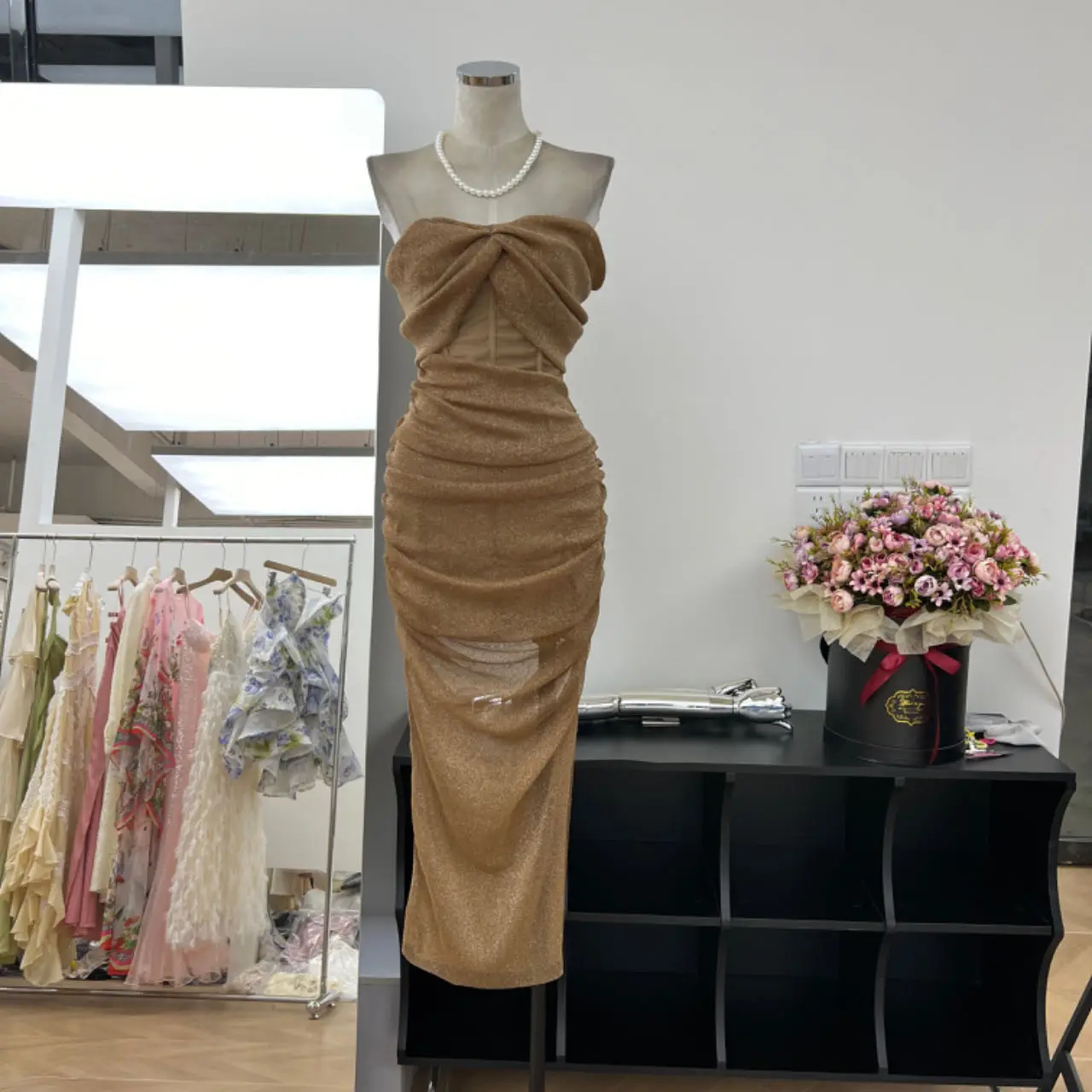 

Temperament Goddess Pearlescent Mesh Splicing and Wrinkling One-shoulder tube top Slim Dress Light and Elegant Evening Dress