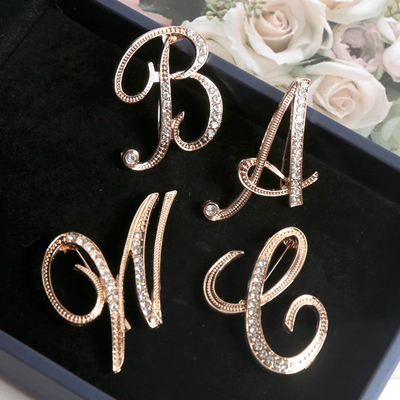 Mode Frauen Strass Brosche A-Z Englisch Brief Gold Farbe Metall Pins Kristall Alphabet Schmuck Hemd Kleidung Zubehör Geschenk – Detail 1