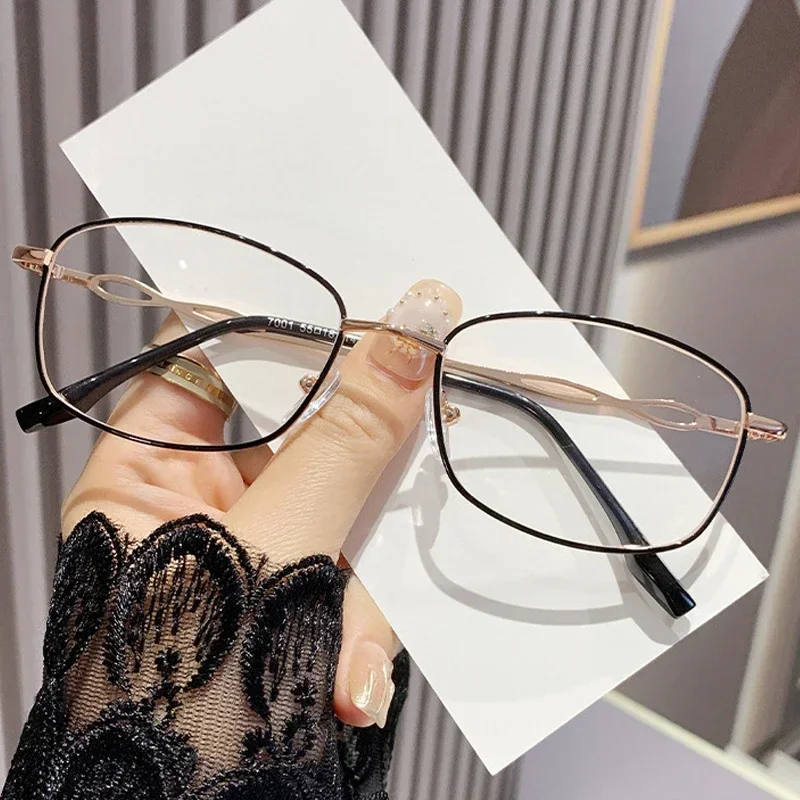 Anti Blue Light Presbyopia Glasses Trendy Metal Small Frame Reading Glasses for Women Portable High-definition Eyeglasses 3