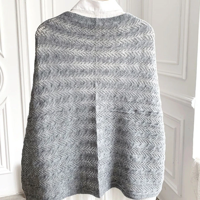 Рисунок 4 - Элегантная зимняя шаль с рукавами