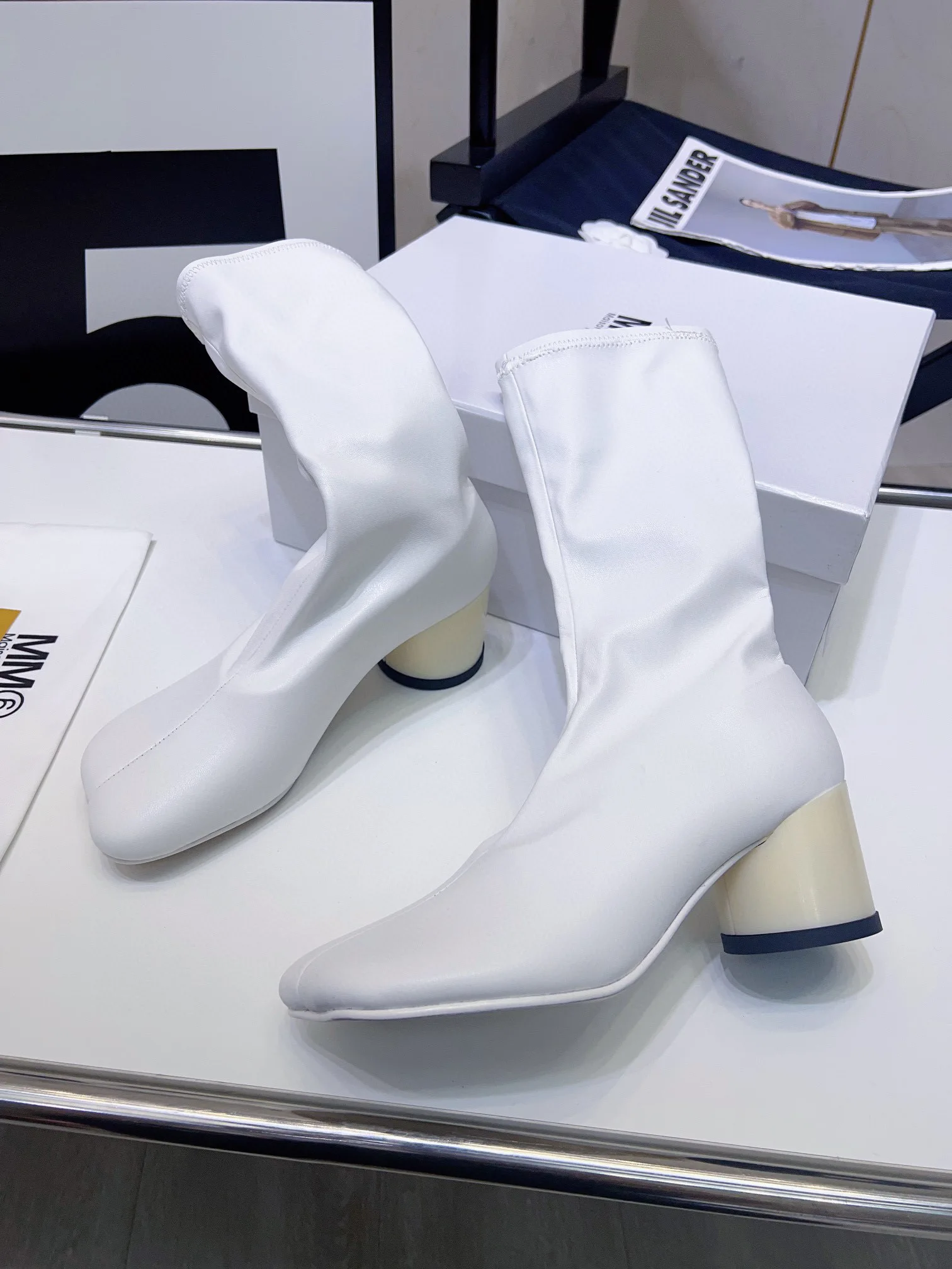 

Design Women's Tabi Shoes Leather Ankle Boots White Black Brown Fashion Simple Round Heel Stretch Boots