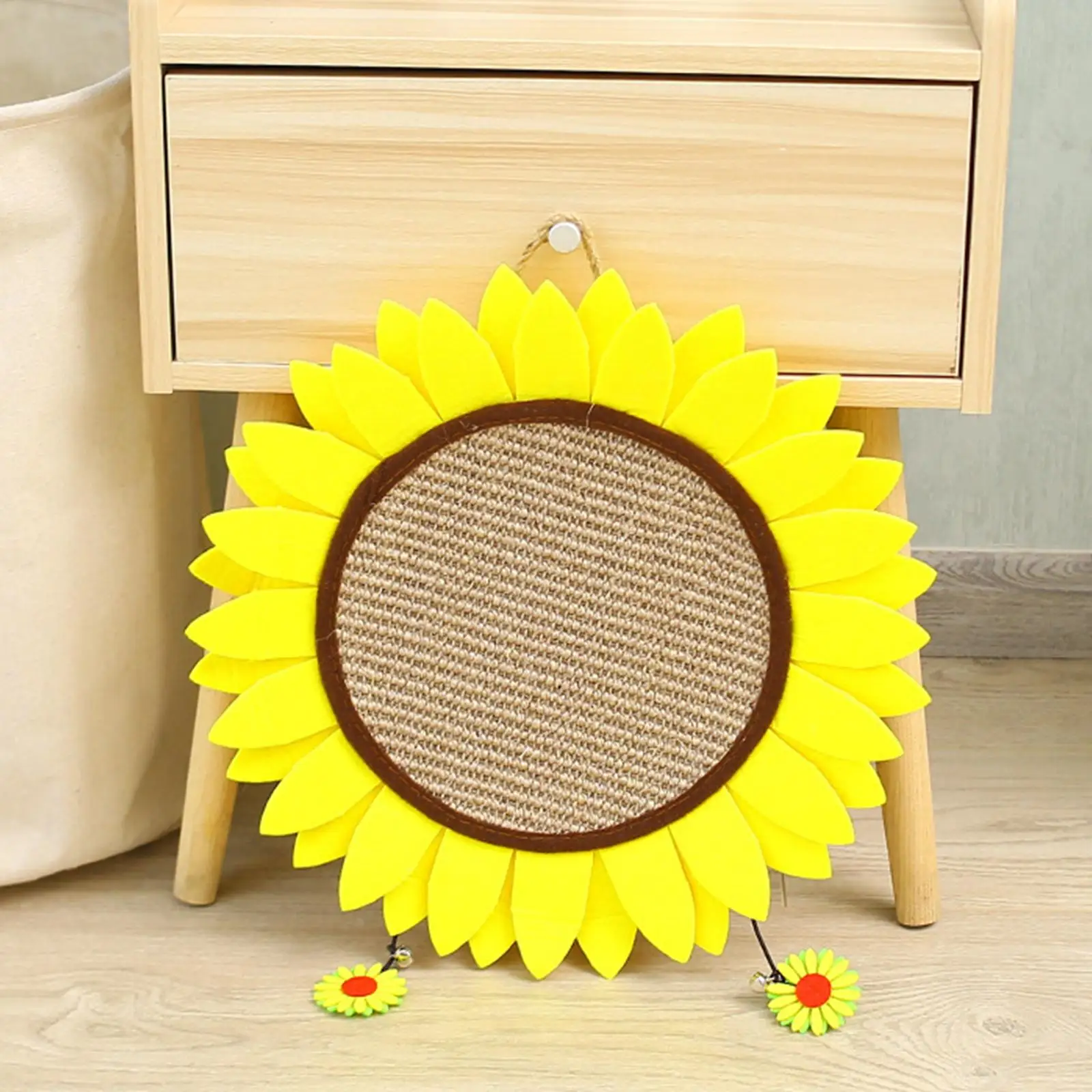 

Подвесная чесалка для кошек в форме цветка с подвесками-колокольчиками для тренировок