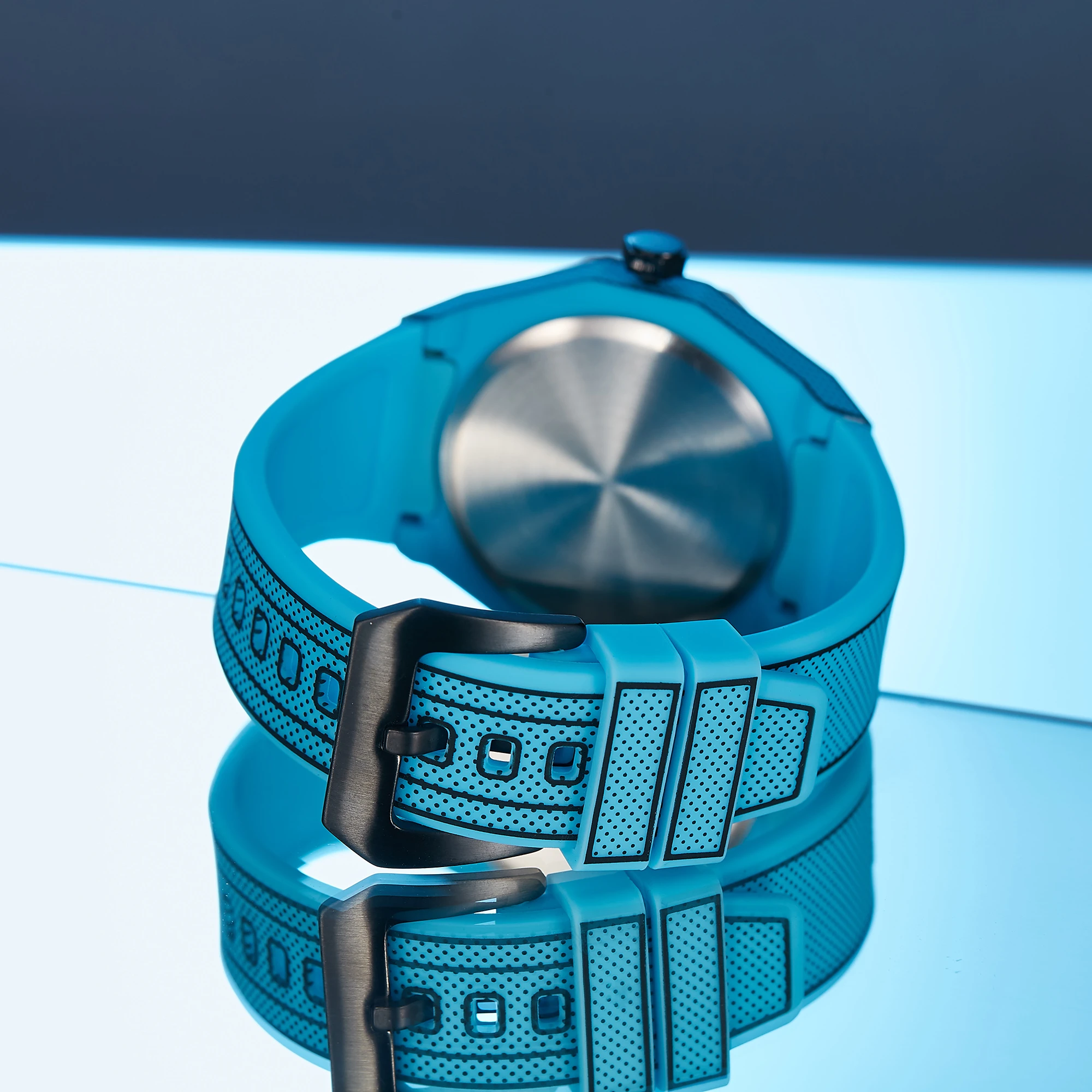 ساعة رجالية خفيفة الوزن مصنوعة من مادة البولي كربو...