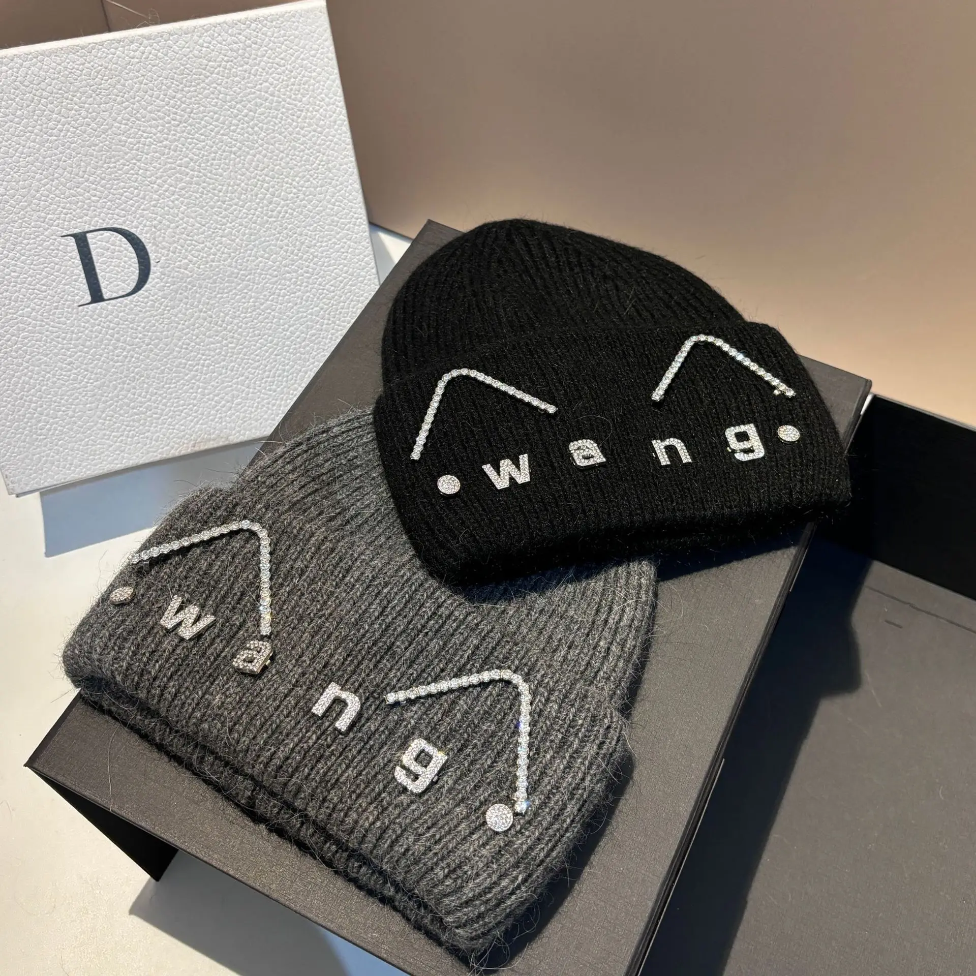 Inverno nuove lettere Wang orecchie di gatto carino pelliccia di coniglio cappello lavorato a maglia berretto caldo addensato all'aperto femminile
_voghion.com