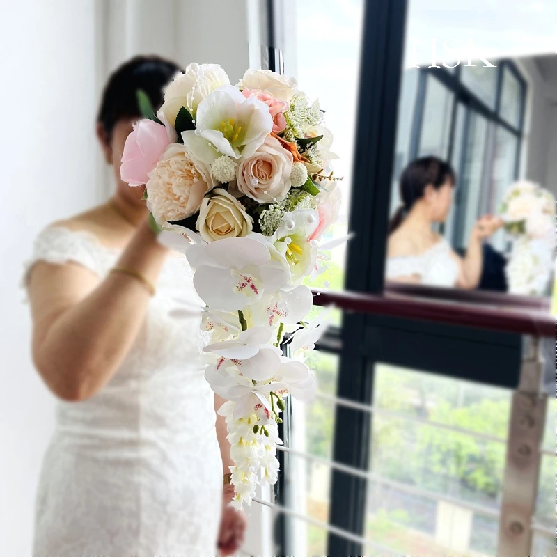 

bouquet flowers Drop-shaped pearl chain, Lily of the valley, Calla Lilies, rose combination of hand-held flowers