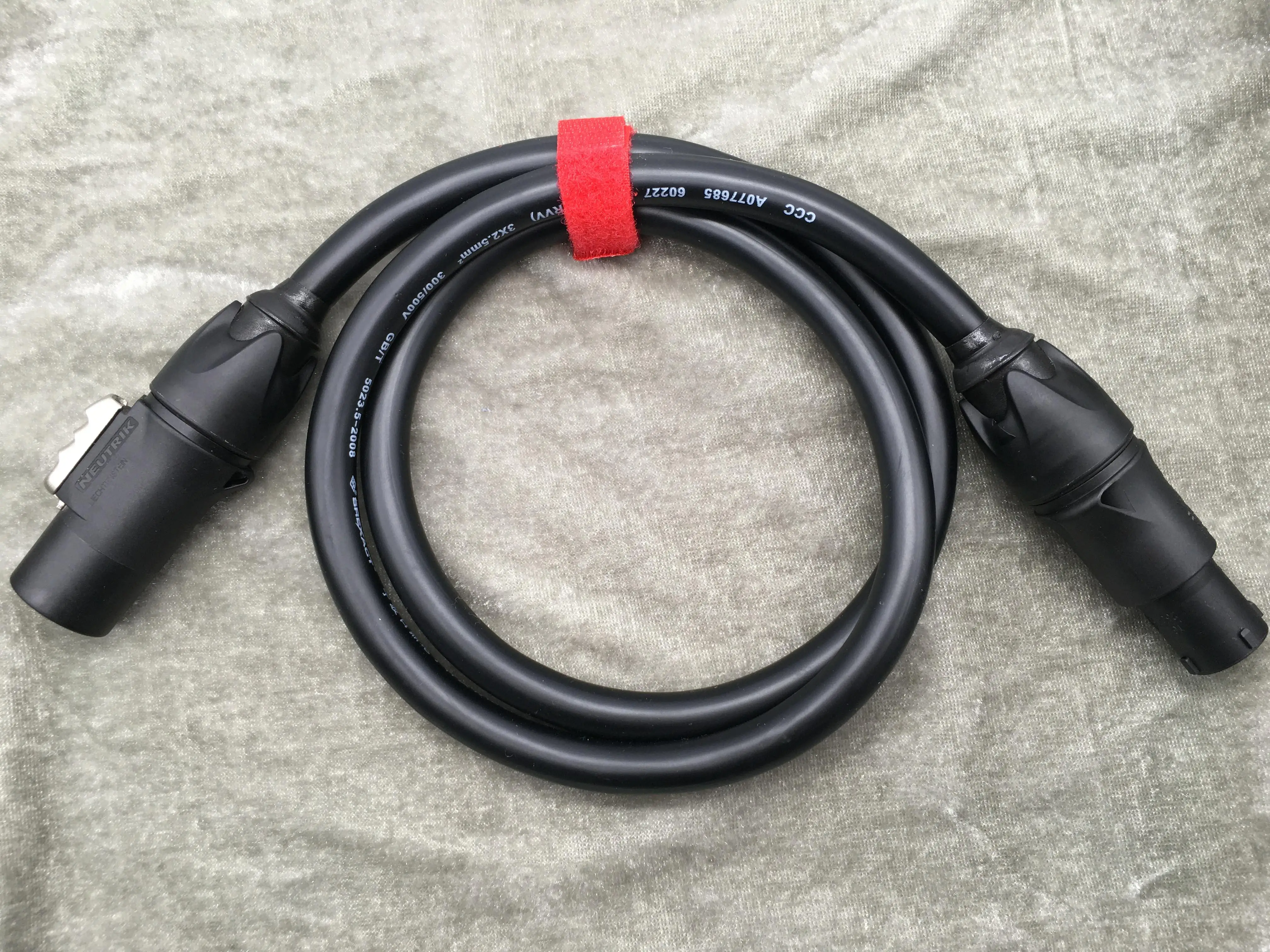 สายไฟสำหรับผลิตภัณฑ์ไฟพร้อมปลั๊ก TRUE1ทีมีสวิสผลิต NAC3FX-W-TOP และ NAC3MX-W-TOP หรือแหล่งจ่ายไฟแบบ REAN TRUE1ญาติ 1