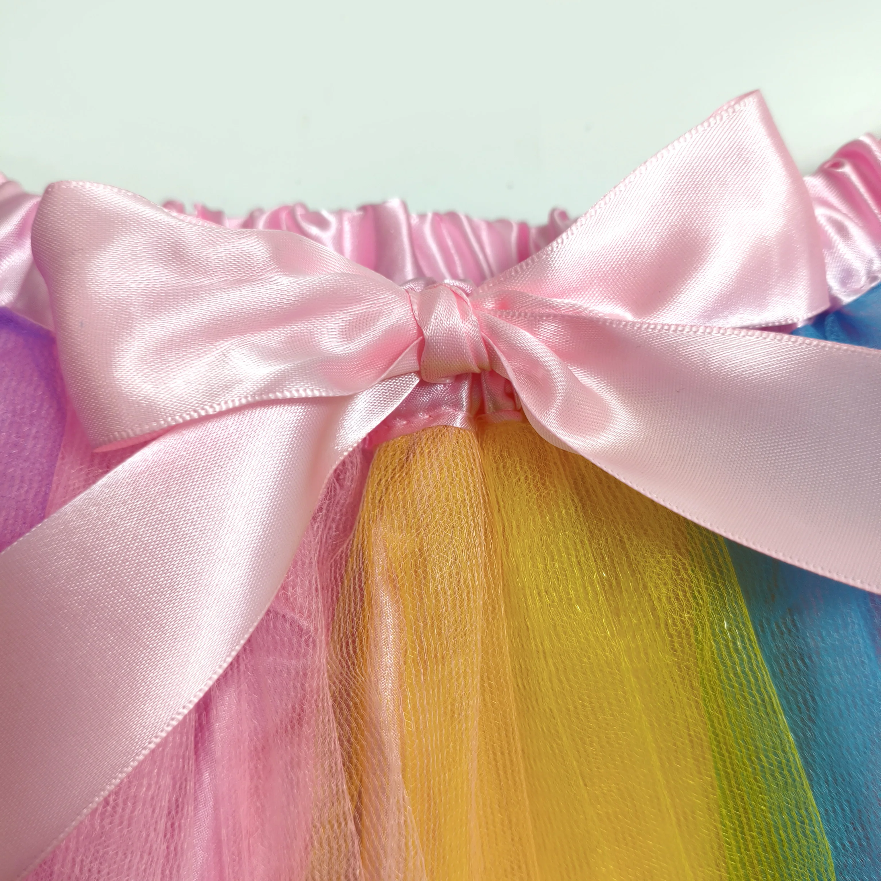 Regenbogen-Tutu-Rock für Erwachsene – lebendiger Tüll mit Satinbesatz und Schleife, perfekt für Festivals, Cosplays, Partys, fügen Sie einen verspielten und schicken Stil hinzu – Detail 6