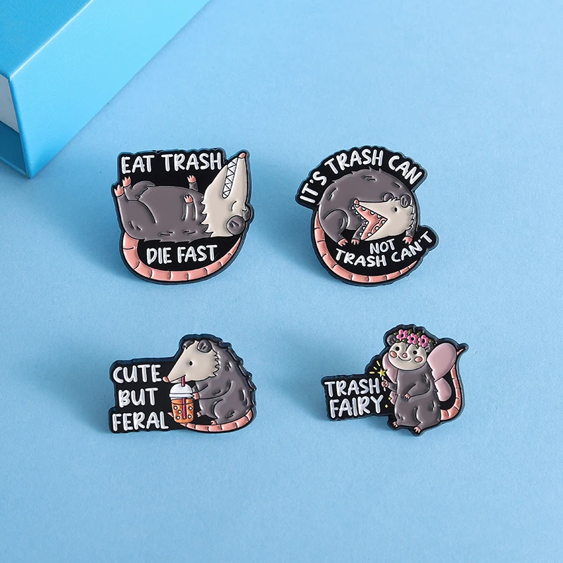 Trash Fairy Emaille Pins Niedlich But Feral Eat Trash Die Fast Opossum Abzeichen Revers Broschen Schmuck Accessoires Geschenk für Freunde