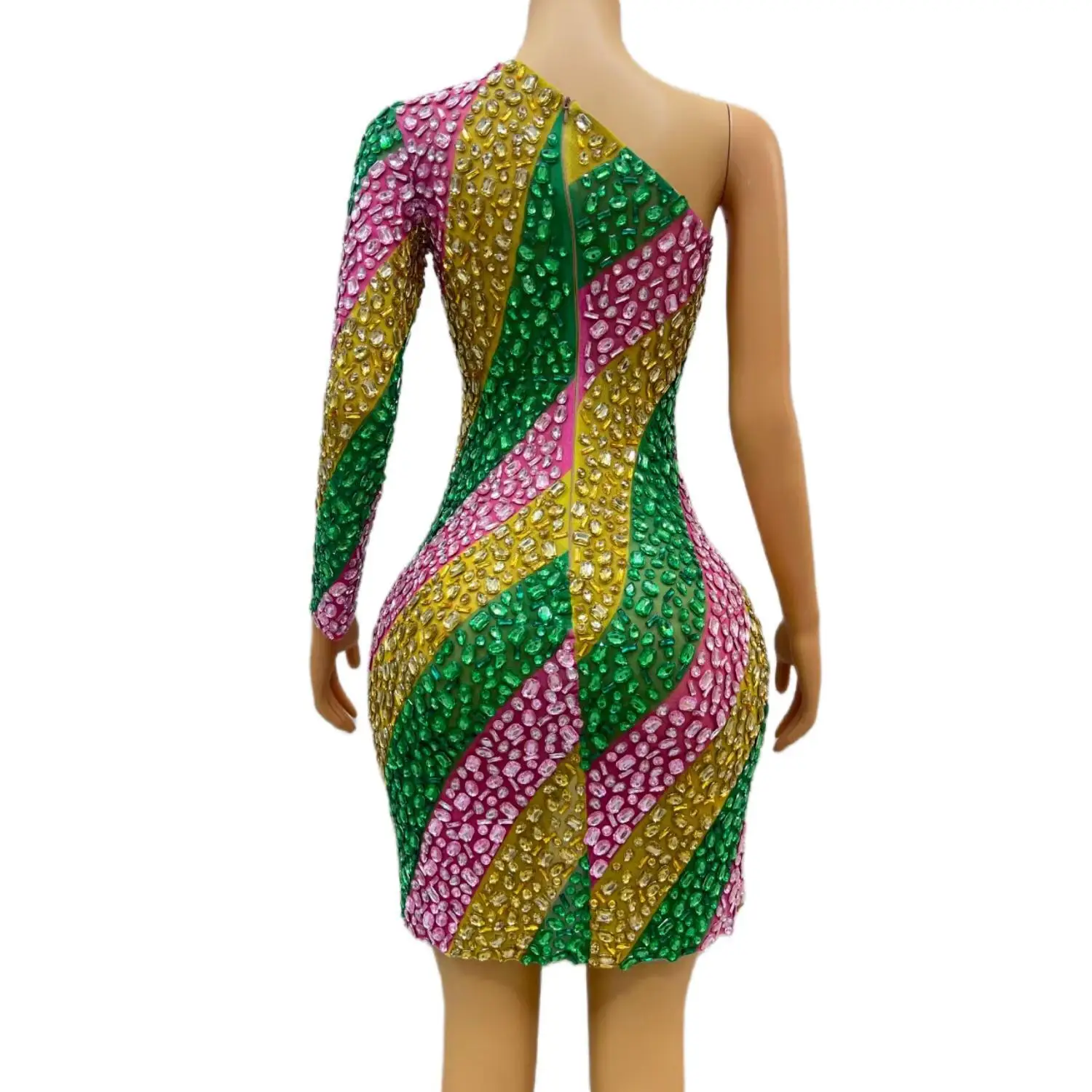 Рисунок 4 - Блестящее красочное женское платье