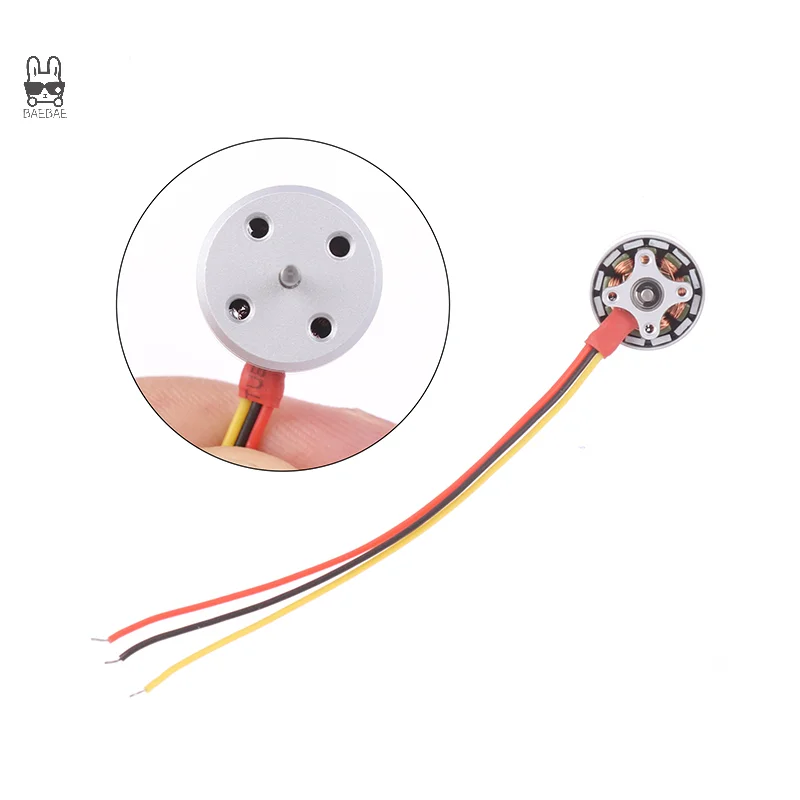 Moteur sans balais 1104 4300KV posé sur une main, soulignant sa taille compacte et son poids plume de 6g