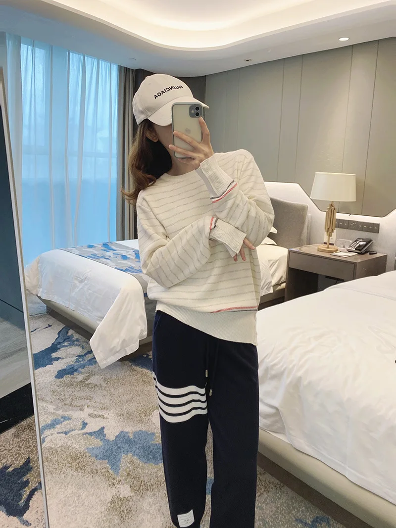 Рисунок 2 - Женский трикотажный пуловер с V-образным