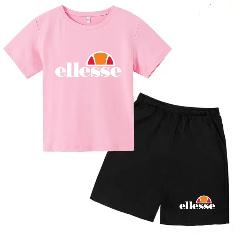 تي شيرت صيفي أنيق للأطفال مع طباعة حروف جذابة للأولاد والبنات الصغار بأكمام قصيرة وشورت قطعتين طقم رياضي غير رسمي للحفلات من ماركة معروفة