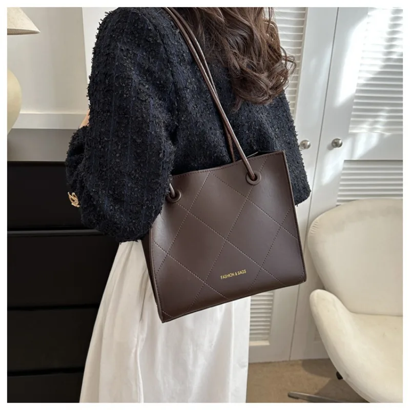 

High Quality Crossbody Bag for Women Large Capacity New Fashion Shoulder Bag Versatile Winter Linggetote Large Shoulder Bag