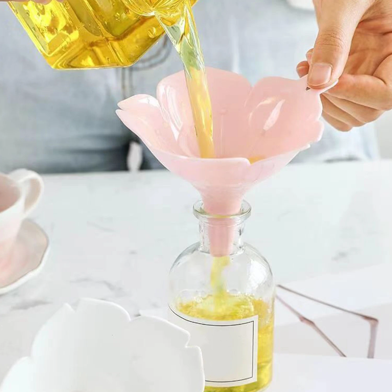 

Water Bottle Funnel Liquid Powder Transfer Kitchen Funnel Multi-Purpose Liquid Funnels Cherry Blossom Flower Shape For Olive Oil