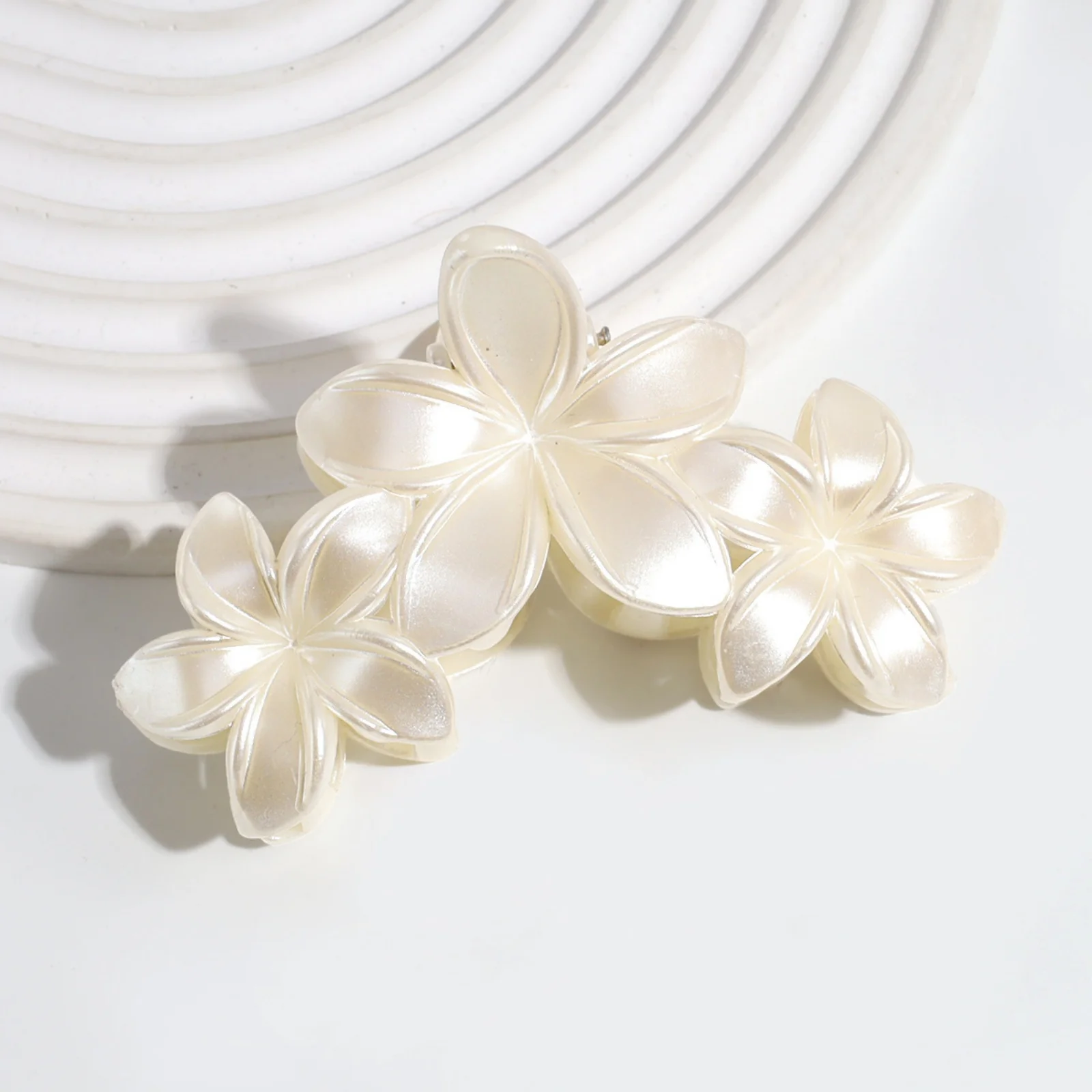 1/2PCS Stylish White Flower - style Hair Claw Clips, Perfect for Adding a Touch of Grace to Your Updo