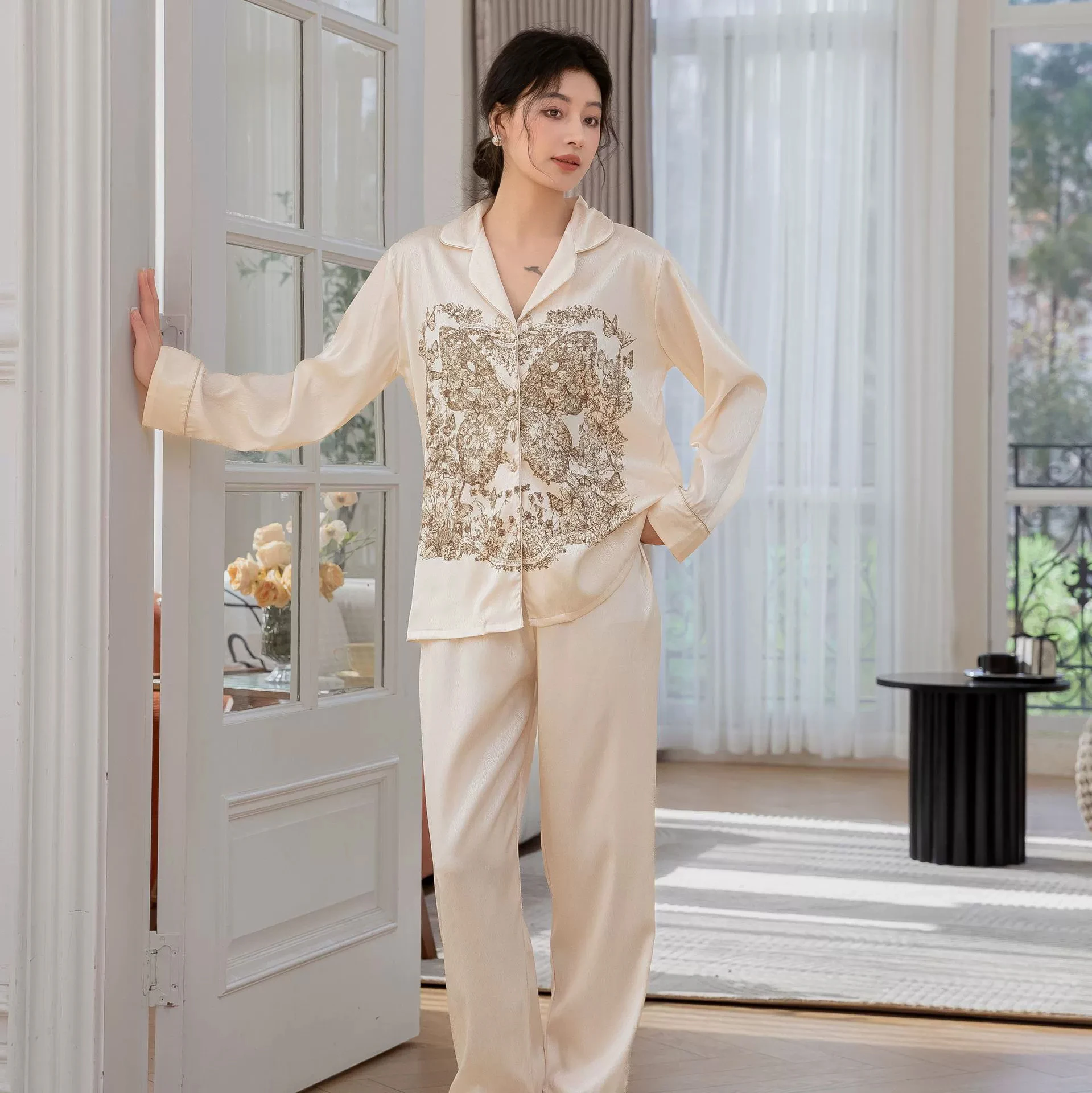 طقم بيجامة حريرية ساتان نسائي