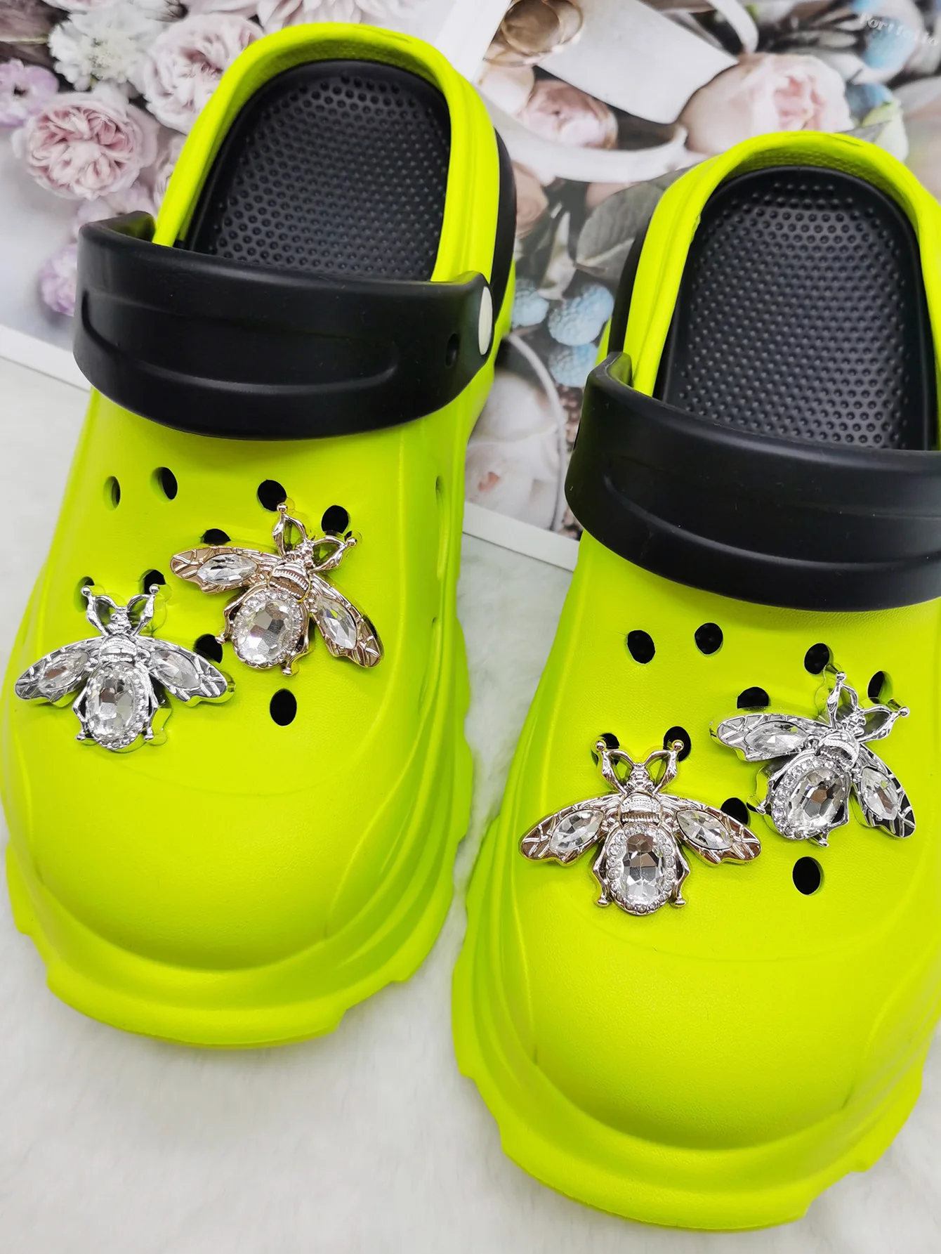 2 Stück Harz-Herz-Bär Schuh-Charms DIY-Dekorationen Künstliche Perlen Schleife Schuhschnalle Zubehör Abnehmbare Bienen-Schuhclips – Detail 3