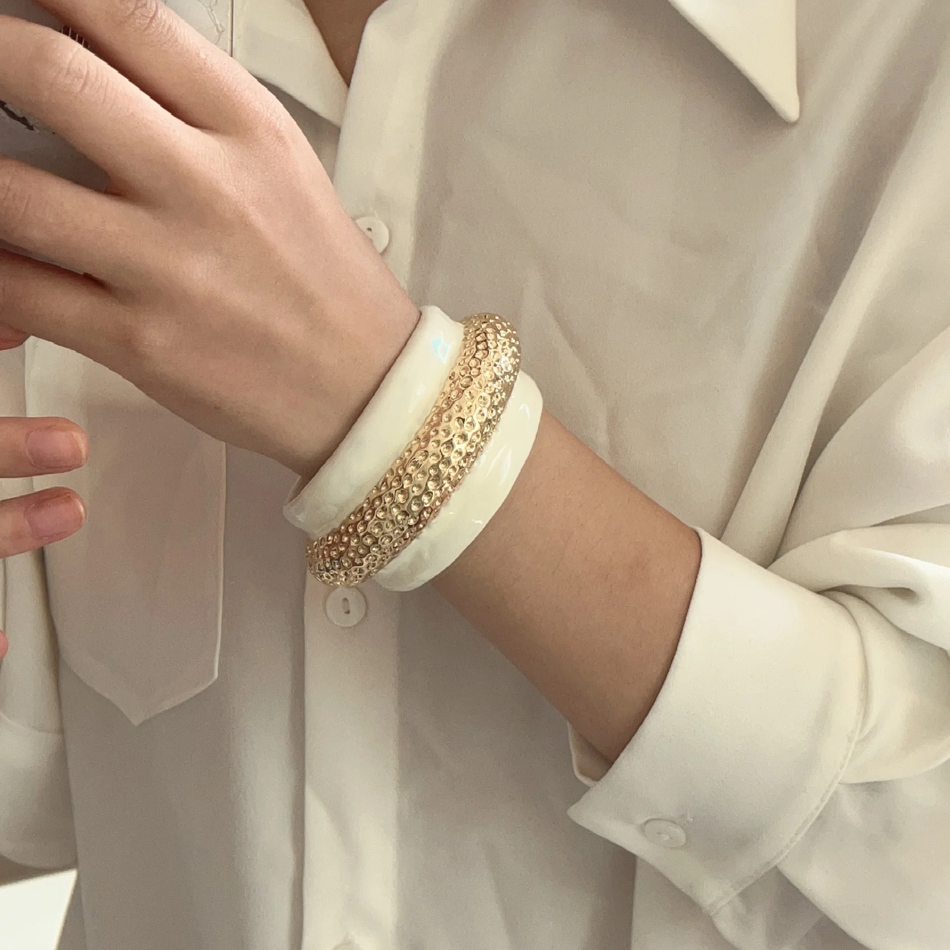 

Vintage Contrast Color White Enamel Drop Glaze Thick Wide Open Bracelets Bangle for Women Lady Trendy Chunky Jewelry Accessories