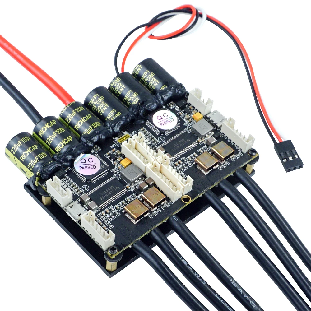 Installation du contrôleur ESC double 100A pour carte de surf électrique dans le compartiment étanche.