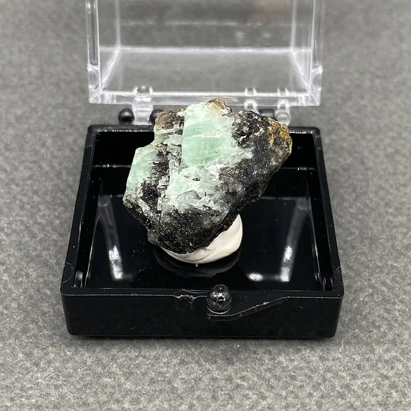 100%  Natural Emerald Mineral Specimens Stones and Crystals Healing Crystal   +Box size:35*35*35 mm