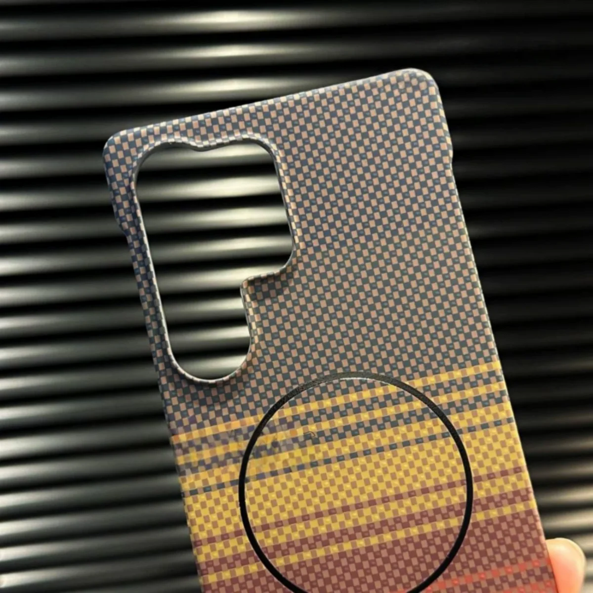 Slim Carbon Fiber Wireless Charging Case - Kevlar Texture Frameless Design
