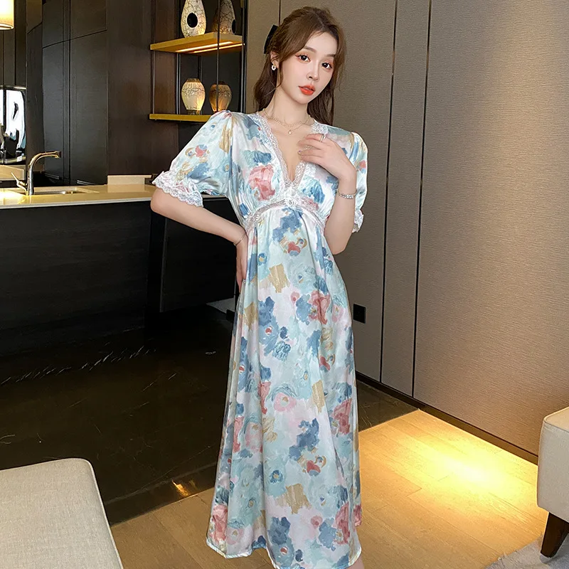 

Женская шелковая ночная рубашка с кружевной отделкой и V-образным вырезом