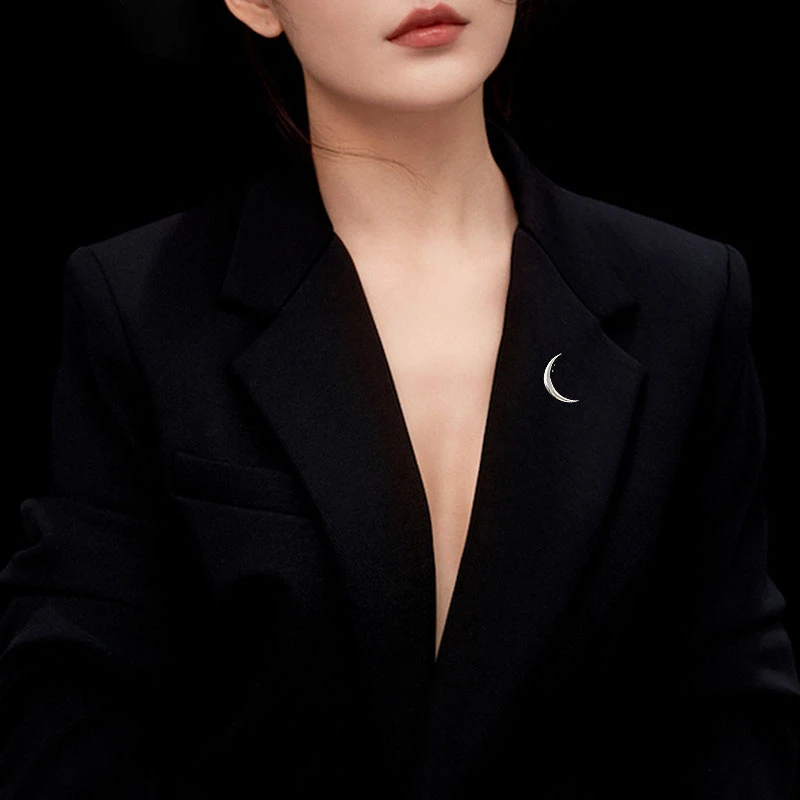 A Curved Moon Brooch High-End Men Women Suit Neckline Accessories Elegant Pin Corsage Clothes Decoration Jewelry Badge Gift 5600