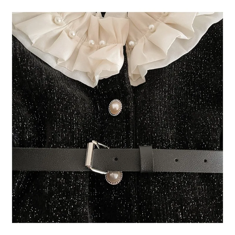 Detail of turtleneck and closure
