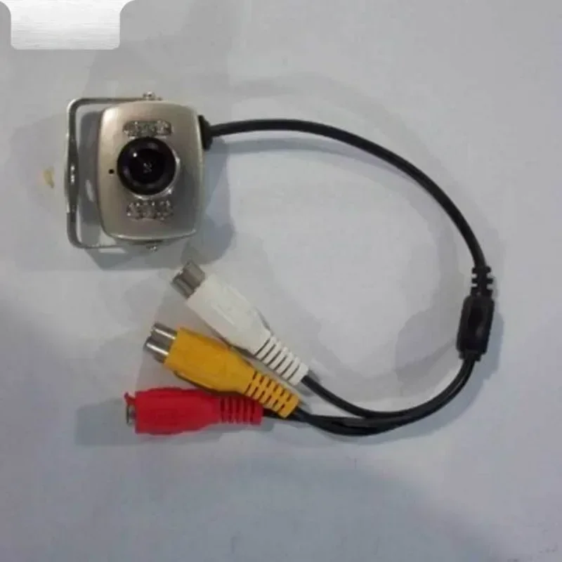 Mini caméra 208C 600TVL 120° grand angle FPV infrarouge fixée sur un support de drone, prête pour la surveillance.