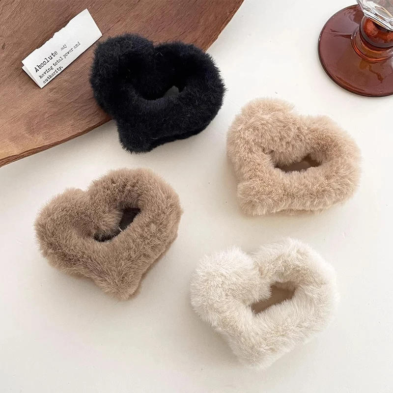 

New Plush Hair Claw Love Heart Geometric Fur Furry Hair Clamps Grab Medium Size Hair Clip Cute Women Hair Accessories