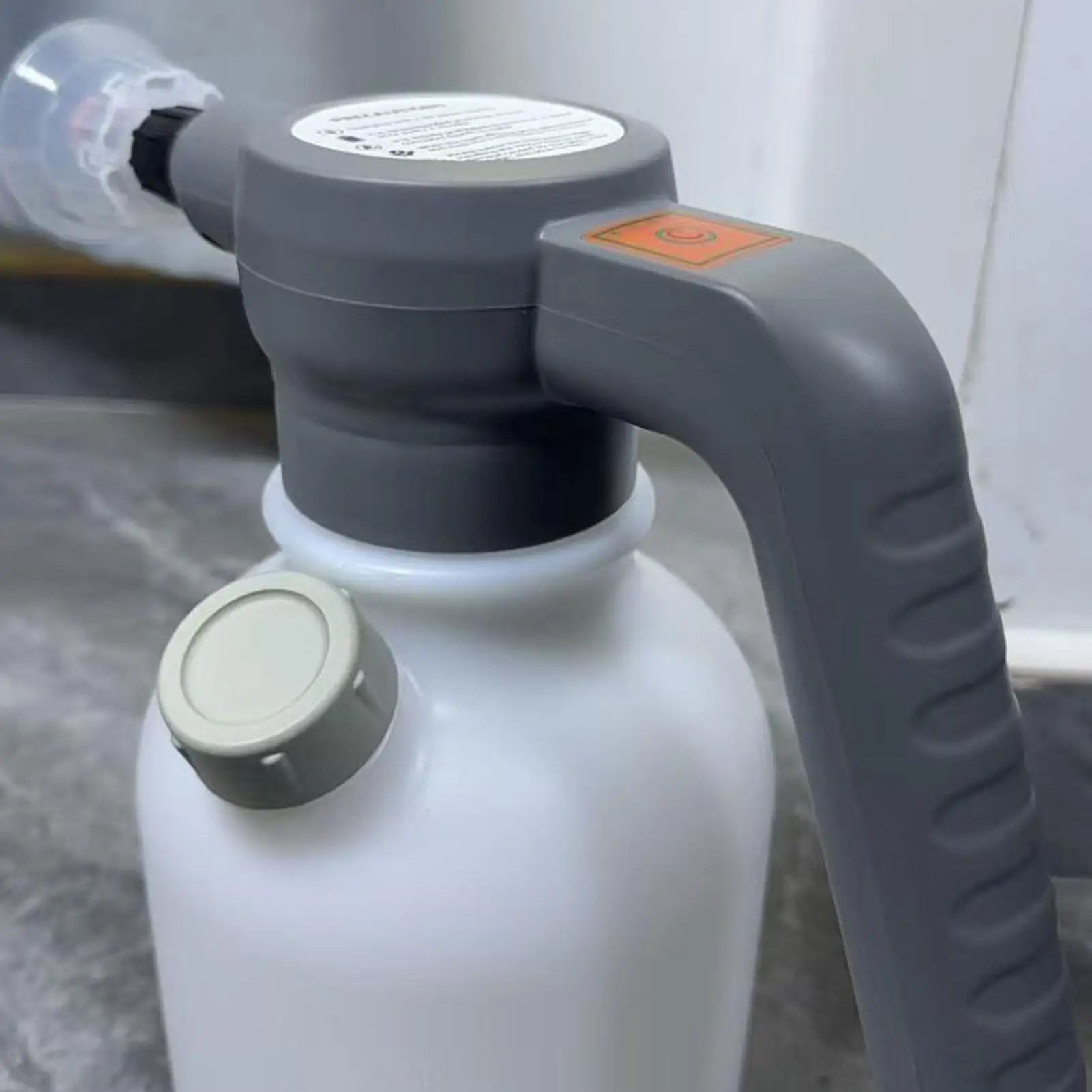 2L 전기 자동차 세차 폼 스프레이어 자흡식 충전식 에어 압력 분무기 자동 75도 팬형 폼 출력 병