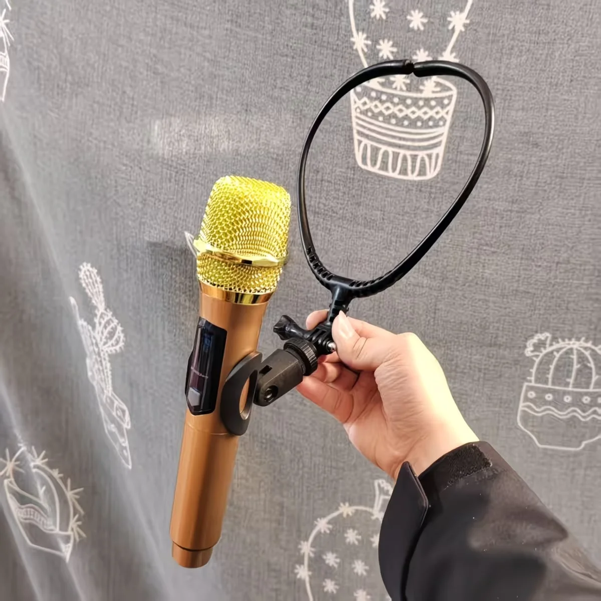 Supporto per Microfono da Collo a Mani Libere con Clip Regolabile, Realizzato in Materiale Resistente, Design Ergonomico per Artisti di Scena