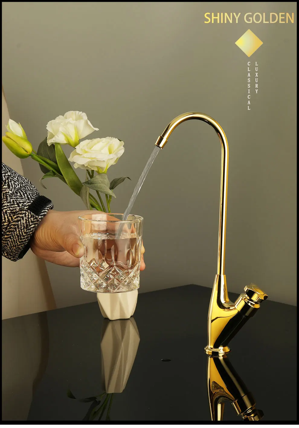 Torneira bebendo dourada