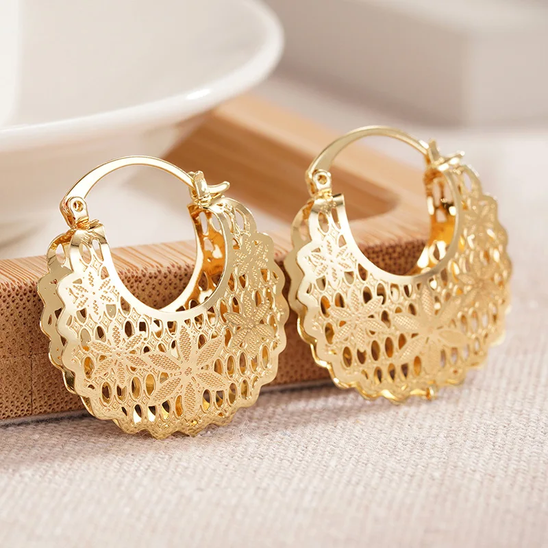 أقراط بتصميم مجوف أوروبي وأمريكي جديد، إكسسوارات مجوهرات على شكل زهرة أنيقة للسيدات على الطراز العرقي