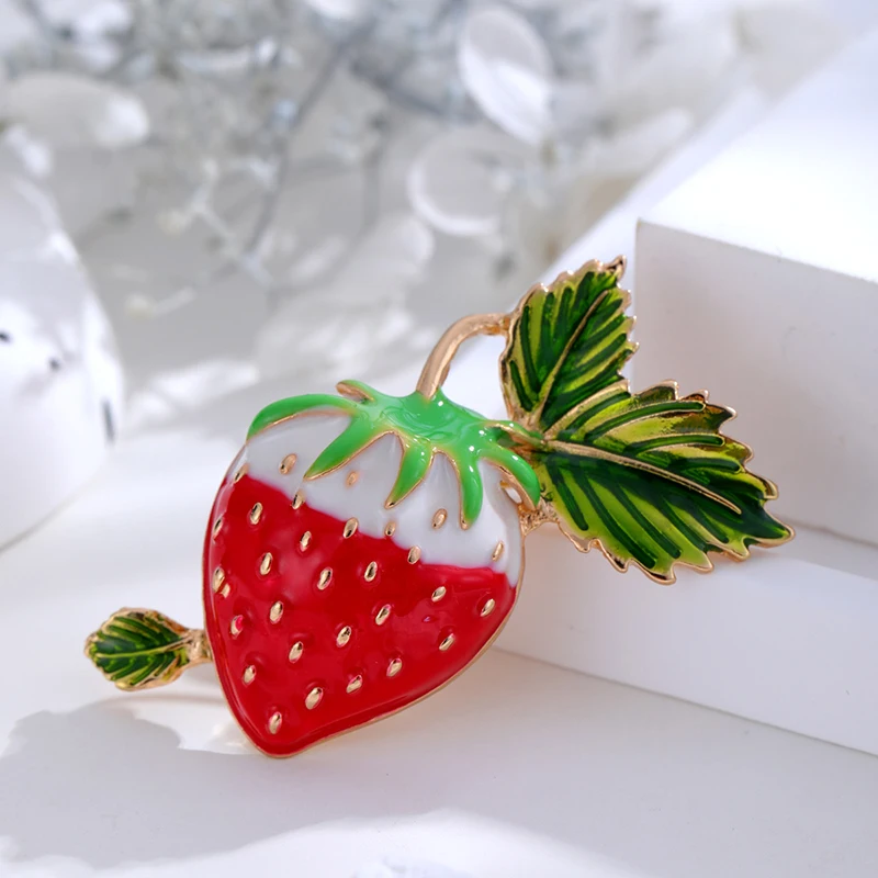 Carino Transfrontaliero Fragola Piccola Spilla Signore Cardigan Frutta Antiscivolo Bottone Pin Pin Cardigan Cappotto Accessorio Petto All'Ingrosso