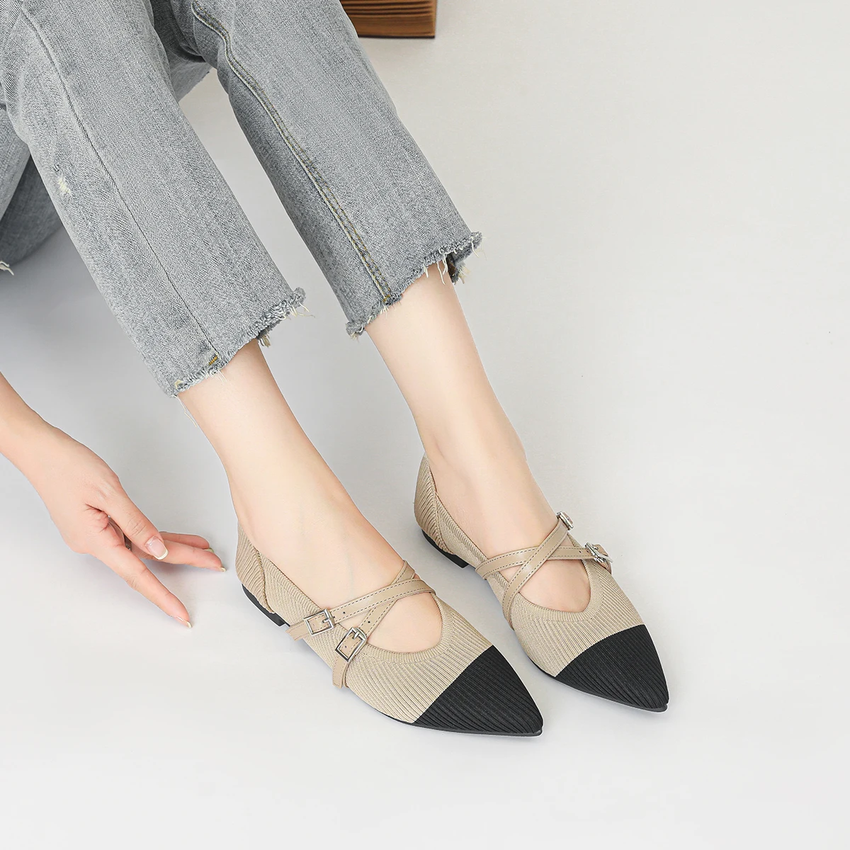 Women's flat shoes with fashionable pointed straps, cross soft knitting, breathable and comfortable 2024 new style 2